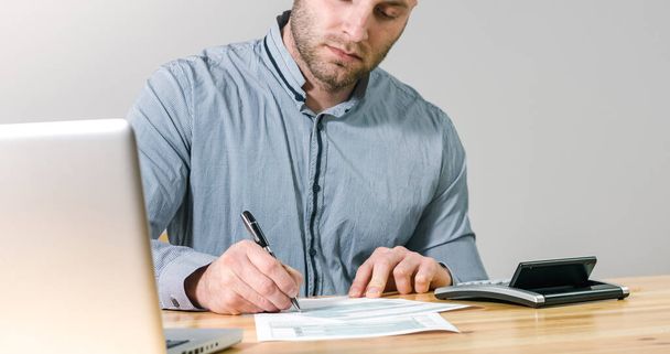 Businessman filling 1040 tax form - Foto, immagini