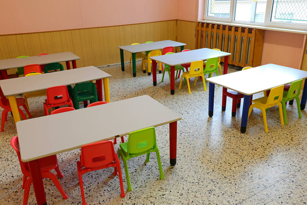 sillas pequeñas y mesas de una clase sin niños que estaban en casa debido a la epidemia de gripe
 - Foto, Imagen