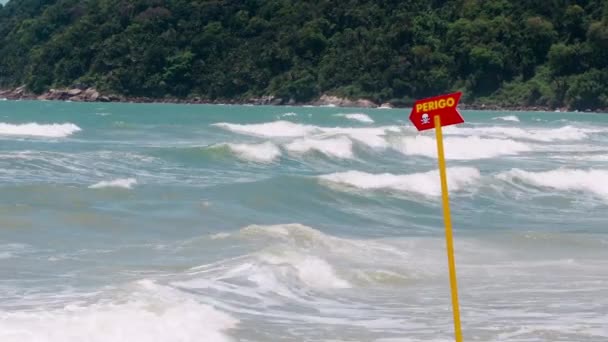 Vörös figyelmeztető tábla a strandon - Felvétel, videó