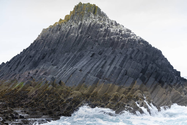 вид на скальные образования на острове Штаба
 - Фото, изображение