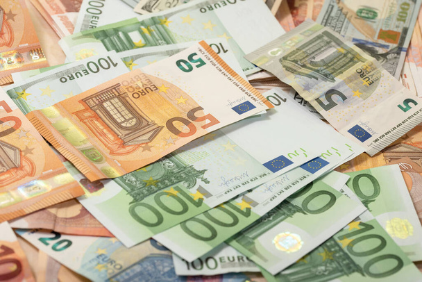 Antecedentes do dólar, notas de euro em cima de uma mesa
 - Foto, Imagem