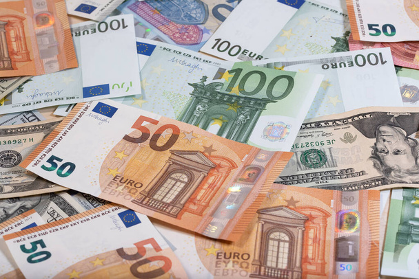 Antecedentes hechos de billetes de dólar, euro y rublos rusos sobre una mesa
 - Foto, imagen