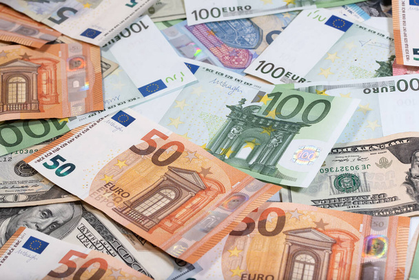 Contexte composé de billets en dollars, en euros et en roubles russes sur une table
 - Photo, image