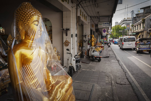 encogerse envuelto estatua de Buda en la calle
 - Foto, imagen