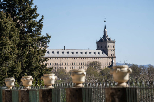 Madrid 'deki El Escorial manastırı ve gemilerinin kışın manzarası - Fotoğraf, Görsel