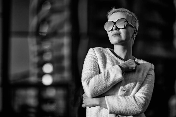 Young woman, blonde, walks in sunglasses - Valokuva, kuva