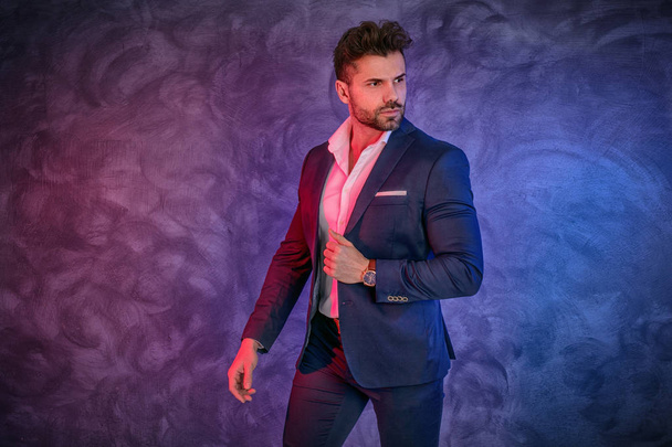 Portrait of handsome man in elegant suit on a dark background. Business style, businessman. Studio shot. - Foto, Imagem