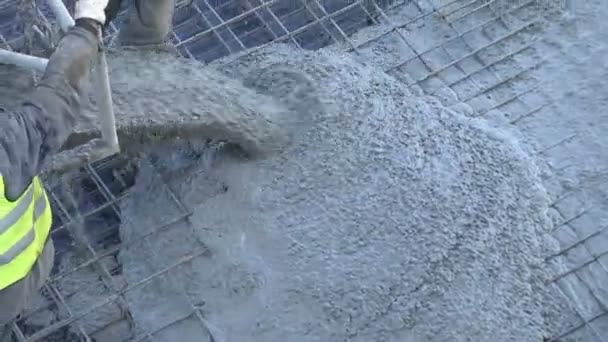 Despejando uma superfície de construção com cimento
 - Filmagem, Vídeo