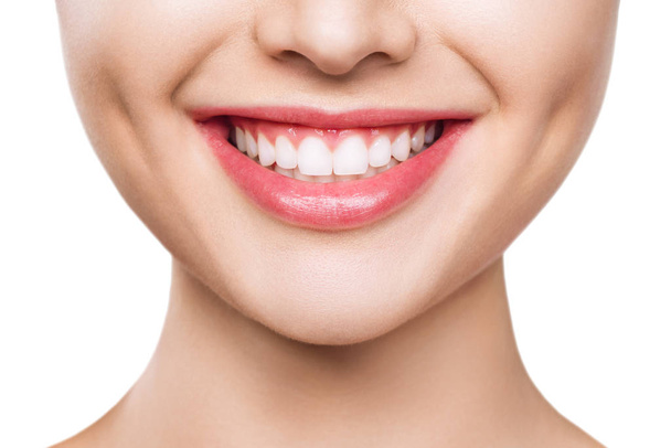 close-up van de glimlach met witte gezonde tanden. - Foto, afbeelding