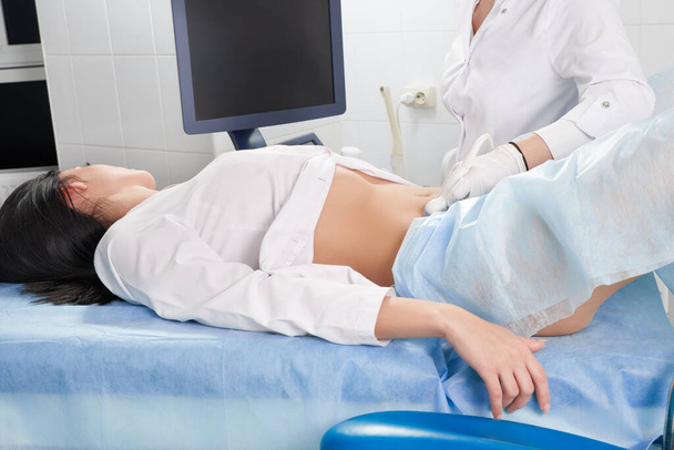 Gynécologue faisant des échographies pour les femmes enceintes
 - Photo, image