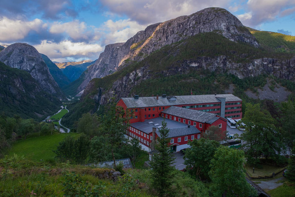 Stalheim, Norvégia - 2019. július: Turisták jönnek a Stalheim hotelbe, hogy megcsodálják a gyönyörű Naeroydalen völgyet és csúcsokat Stalheim, Voss, Norvégia. - Fotó, kép