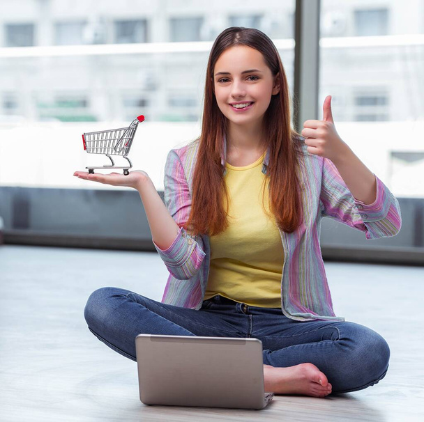 Jong meisje in online shopping concept - Foto, afbeelding