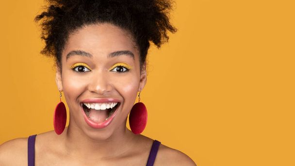 Happy afro woman screaming looking at camera - 写真・画像