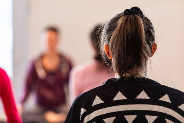 Lezione di yoga per principianti in un centro yogico
 - Foto, immagini