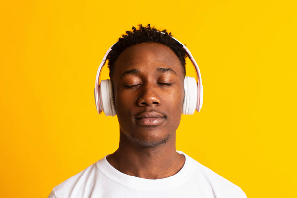 Onnellinen afrikkalainen amerikkalainen mies kuuntelee musiikkia
 - Valokuva, kuva