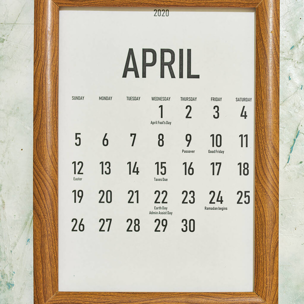 Aprile 2020 calendario mensile inserito nella cornice in legno. Vista dall'alto
 - Foto, immagini