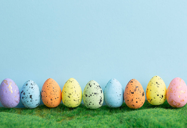 Easter colorful eggs on green grass. - Foto, Imagem