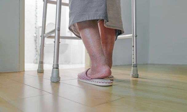 Elderly swollen feet or edema leg walk into bathroom - Foto, imagen