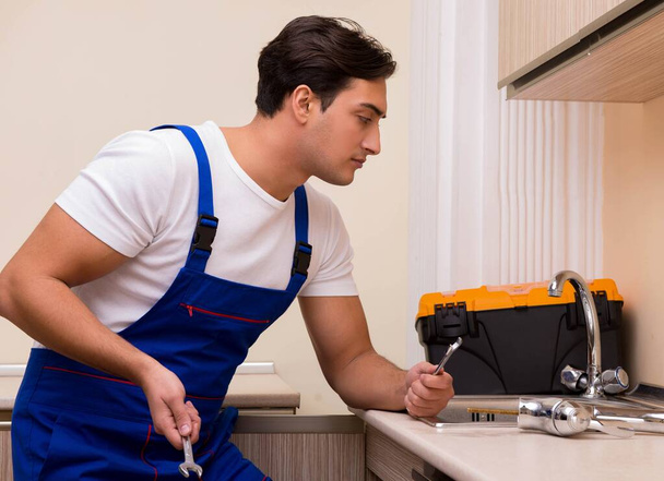 Jeune réparateur travaillant à la cuisine - Photo, image