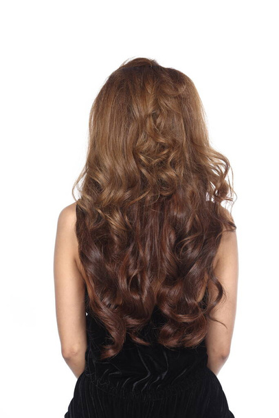 Стиль волос Вид сзади, коричневый цвет кудряшки азиатский длинные волосы стиль, студия освещения белый фон
 - Фото, изображение