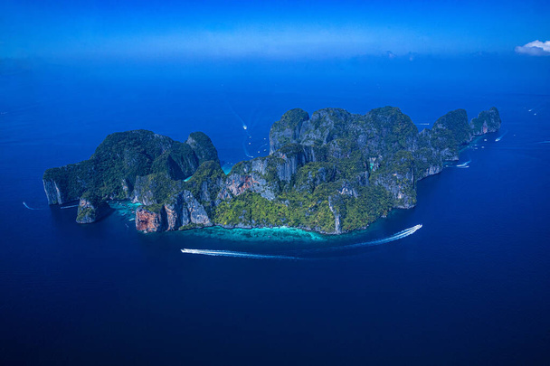 Vista aérea da ilha Phi-Phi com a Baía Maya e a Lagoa Pileh. Província de Krabi, Tailândia. Vista superior da ilha tropical rochosa isolada com água azul-turquesa e praia branca
. - Foto, Imagem