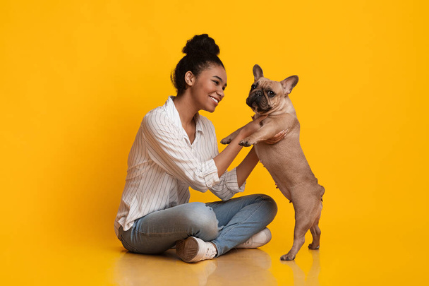 Happy Young African American Woman Playing With Her French Bulldog Puppy - Foto, Imagem