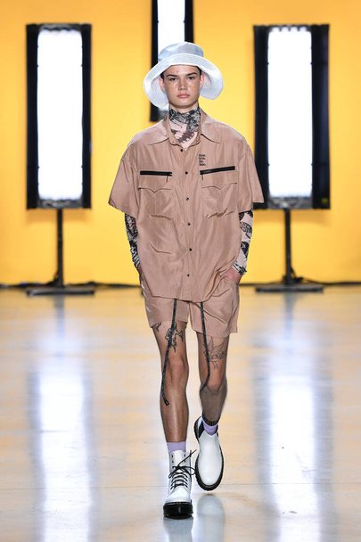 NEW YORK, NEW YORK - SEPTEMBER 05: A model walks the runway for Dirty Pineapple during New York Fashion Week: The Shows at Gallery I at Spring Studios on September 05, 2019 in New York City. - Foto, imagen