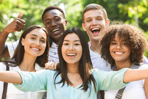 Groupe d'amis adolescents multi-ethniques prenant des photos selfie en plein air
 - Photo, image