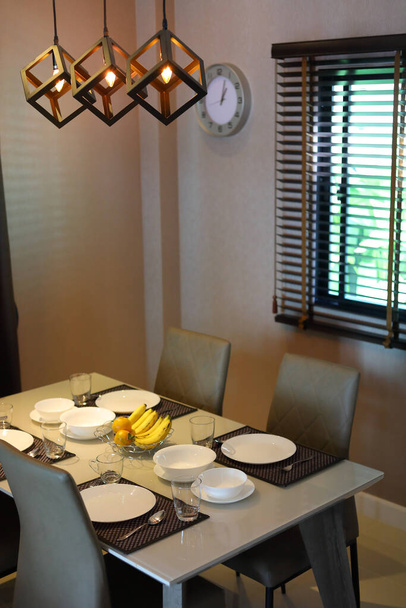 食器セットはモダンホームインテリアの食堂内のダイニングテーブルに並べ - 写真・画像
