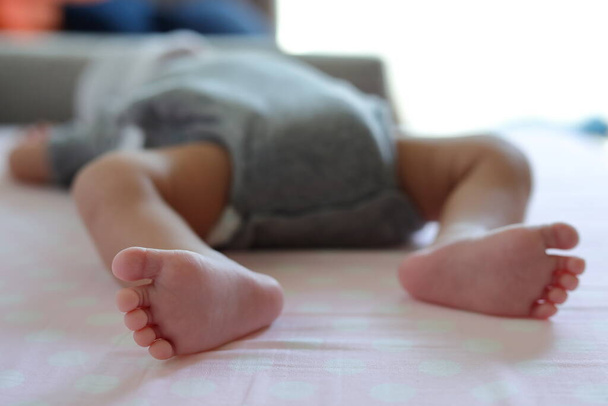 mignon petit bébé nouveau-né pieds nus
 - Photo, image