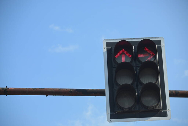 червоний сигнал світлофора стрілка зупинитися вперед і повернути праворуч
 - Фото, зображення