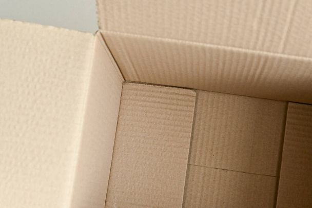 imballaggio aperto del pacchetto di cartone della scatola di carta marrone interno vuoto
 - Foto, immagini