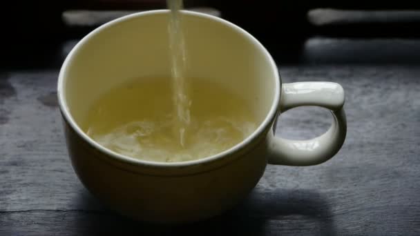 Teekanne, die Tee gießt, alte Bräuche von leisure.china, Wasser. - Filmmaterial, Video