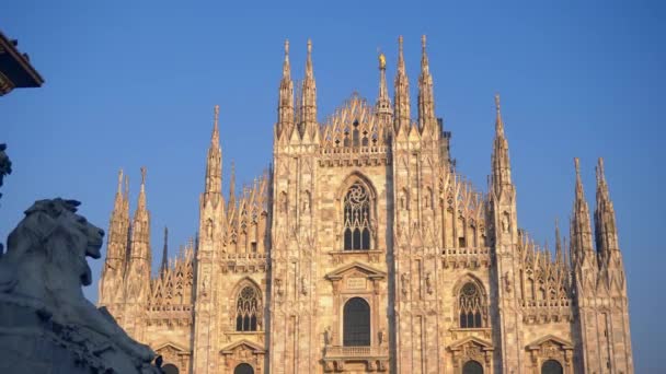 Milaan Italië: Kathedraal van Milaan of Duomo di Milano en straatlantaarns voor de galerij naar Victor Emmanuel Ii op Piazza del Duomo.  - Video