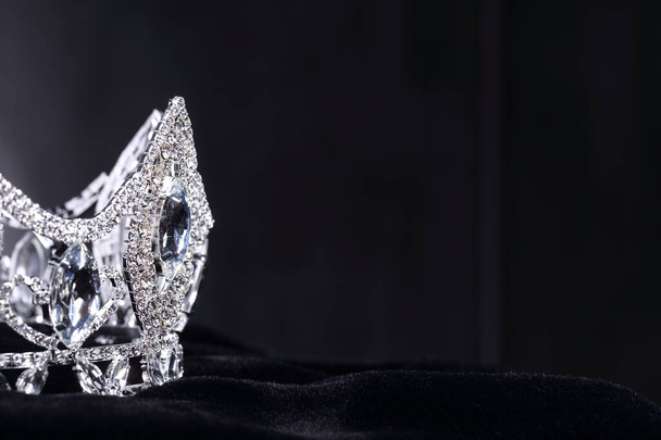 Diamond Silver Crown para Miss concurso de beleza concurso, Crystal Tiara jóias pedras decoradas e fundo escuro abstrato em pano de tecido de veludo preto, Macro espaço de cópia de fotografia para logotipo do texto
 - Foto, Imagem