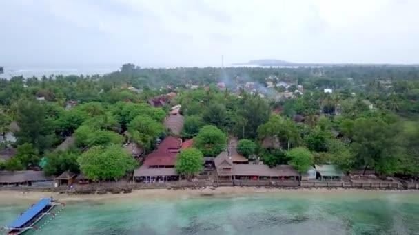 Gili Air, Indonézia: forgatás egy sziget egy drone dji saprk. A sziget, a tengerparti terület, a part mentén horgonyzó szállítóhajók keretében. Panorámás kilátás. Felhőtlen időjárás.  - Felvétel, videó
