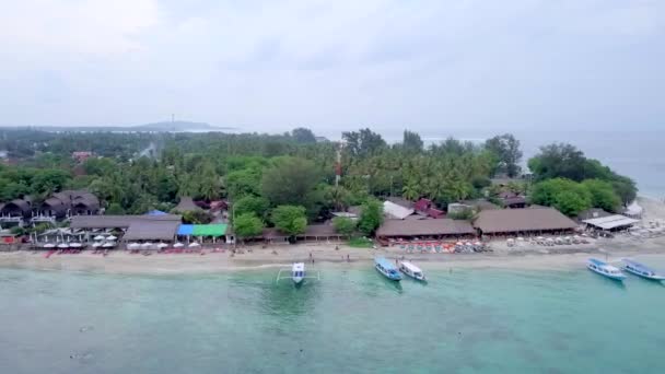 Gili Air, Indonézia: forgatás egy sziget egy drone dji saprk. A sziget, a tengerparti terület, a part mentén horgonyzó szállítóhajók keretében. Panorámás kilátás. Felhőtlen időjárás.  - Felvétel, videó