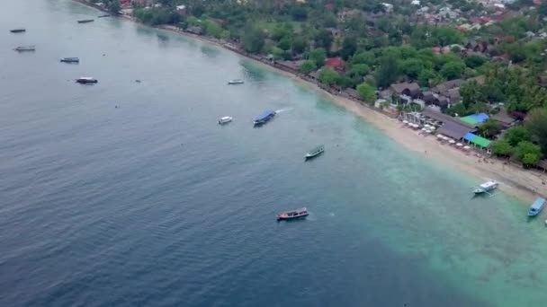 Gili Air, Indonésie : prise de vue d'une île avec un drone dji saprk. Dans le cadre de l'île, la plage, les bateaux de transport amarrés au large de la côte. Vue panoramique. Météo couverte
.  - Séquence, vidéo