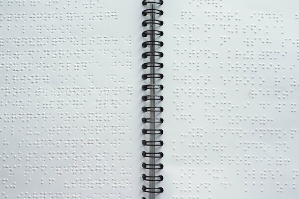 Γραμματοσειρά Braille σε χαρτί. Κοντινό πλάνο. Παιδικό βιβλίο - Φωτογραφία, εικόνα