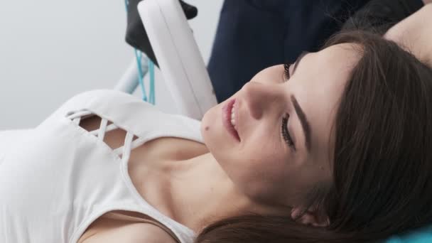 Meisje huilt tijdens een pijnlijke laser ontharing procedure - Video