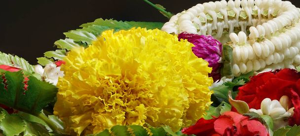 Malai amarillo, rosa roja, flor de rak blanco en forma redonda para la mano, puesto en hoja verde, HDR apilamiento macro foto para rezar respeto
 - Foto, Imagen