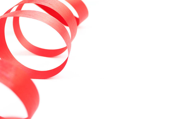 Leuchtend rotes Band isoliert auf weißem Hintergrund. Kopierschutz - Foto, Bild