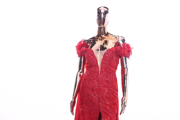 Metalik Manken 'in tam boy portresi, Parlak Yansıma Modeli, Kırmızı dantelli gece elbisesi için kristal berraklığı uzun balo ya da dikiş deseni çalışması. Stüdyo ışıklandırması izole edilmiş beyaz arkaplan kopyalama alanı - Fotoğraf, Görsel
