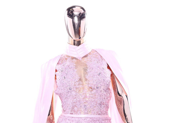 Full length portret van Metallic Mannequin, Shinny Reflection Model, Crystal Clear voor Pink lace avondjurk lange bal of naaipatroon praktijk. studio verlichting Geïsoleerde witte achtergrond kopieerruimte - Foto, afbeelding