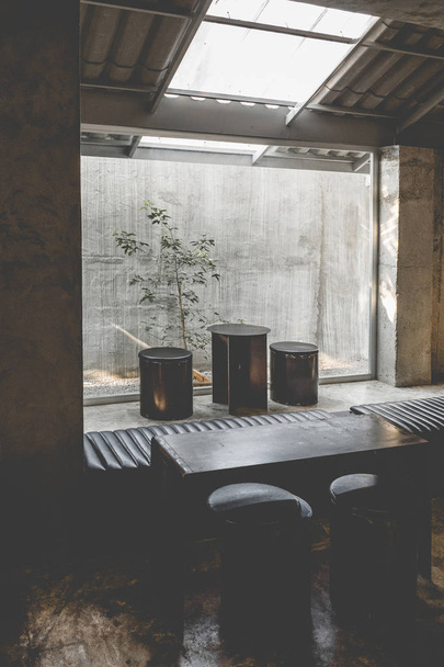 Макет в чердаке стиле в темных тонах открытое пространство интерьера вид на различные кофе
 - Фото, изображение