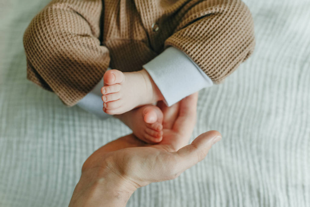 Ноги новорожденного ребенка и руки матери сердце
. - Фото, изображение