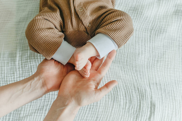 Ноги новорожденного ребенка и руки матери сердце
. - Фото, изображение