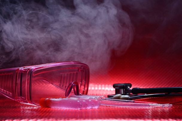 Наука Медичні R & D, крапельниця, окуляри, стетоскоп, інструменти для тестування лабораторії Glass Tube, Студійне освітлення червоного фону копіювання простору димового туману
 - Фото, зображення