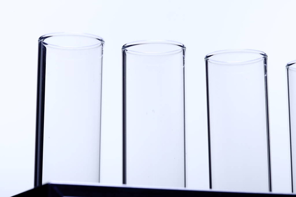 Gruppe von Glasröhren Leeres Labor auf Edelstahlstativ, Studiobeleuchtung weißer Hintergrund isolierter Kopierraum, Nahaufnahme - Foto, Bild