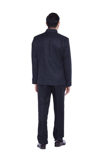 Μαύρο κοστούμι Επιχειρηματίας στέκεται με την πλάτη στην κάμερα ή από πίσω, μαύρο παντελόνι λευκό πουκάμισο, απομονώνονται σε στούντιο φωτισμού λευκό φόντο - Φωτογραφία, εικόνα